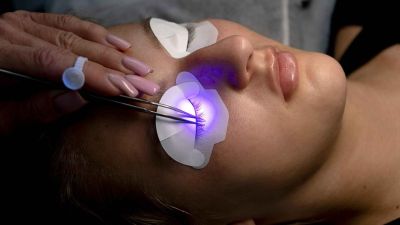 Aplicare Extensii de Gene cu Lampă UV